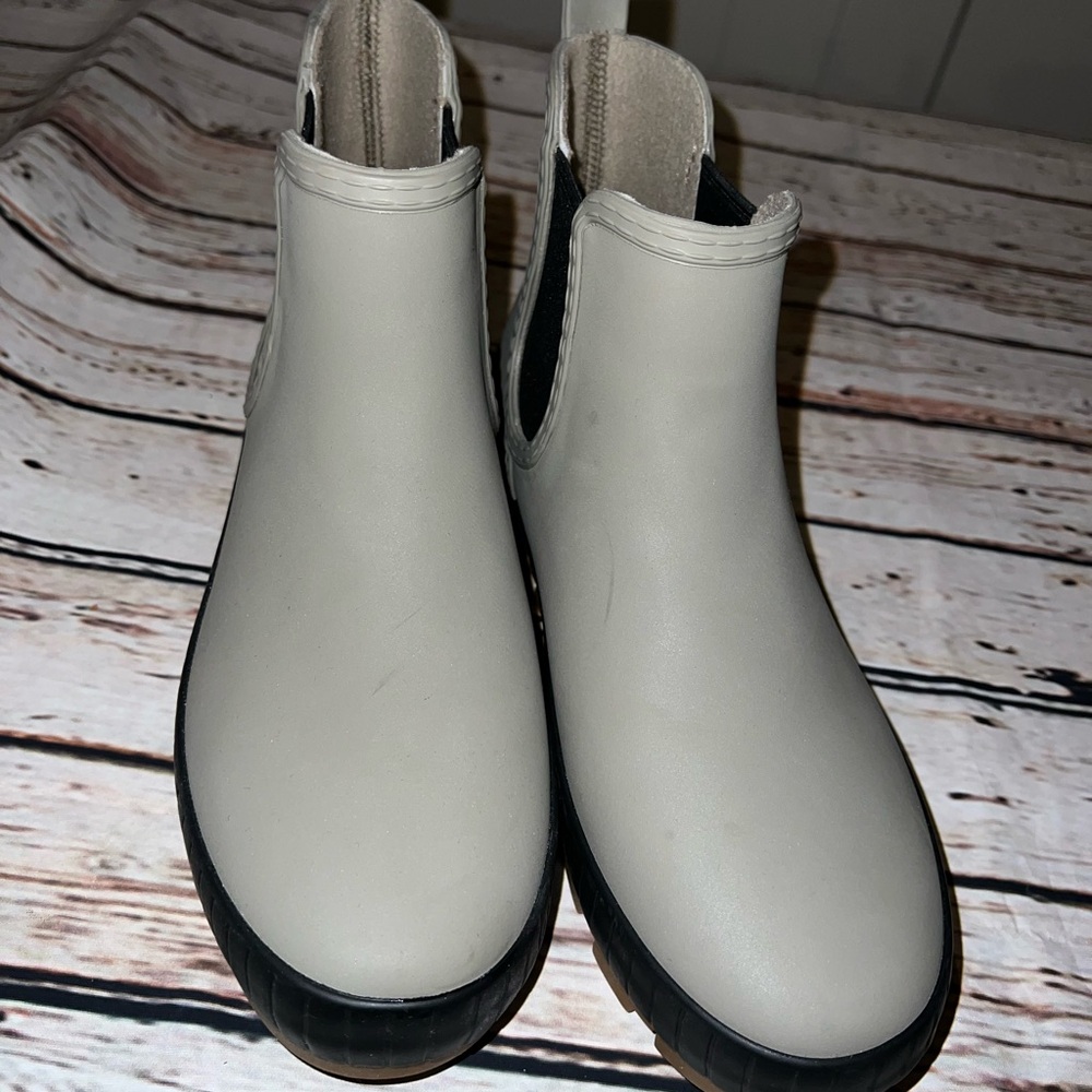 Sperry size 8. Rain boots! These are so cute!